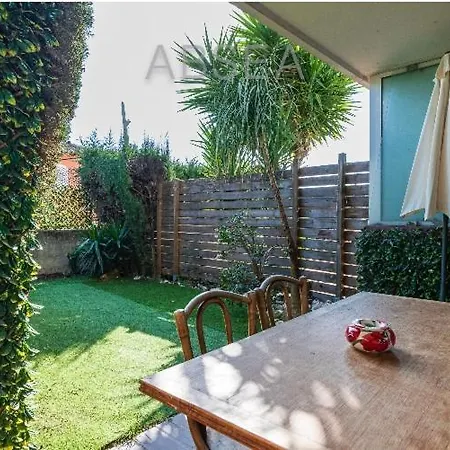 Renovated With Garden Pool Air Conditioning 4 Sleeps Lägenhet *